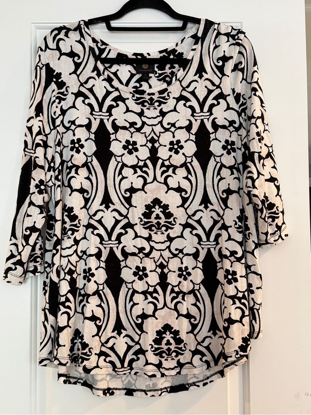 Women's Black & White Patterned Scoop Neck Top